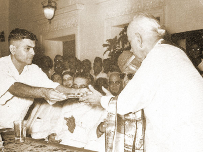 Presenting a gold plate to his guru Ariyakudi Ramanuja Iyengar on his 60th birthday